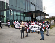 Migros Depo işçileri Anadolu Grubu önünde uyarı eylemi gerçekleştirdi